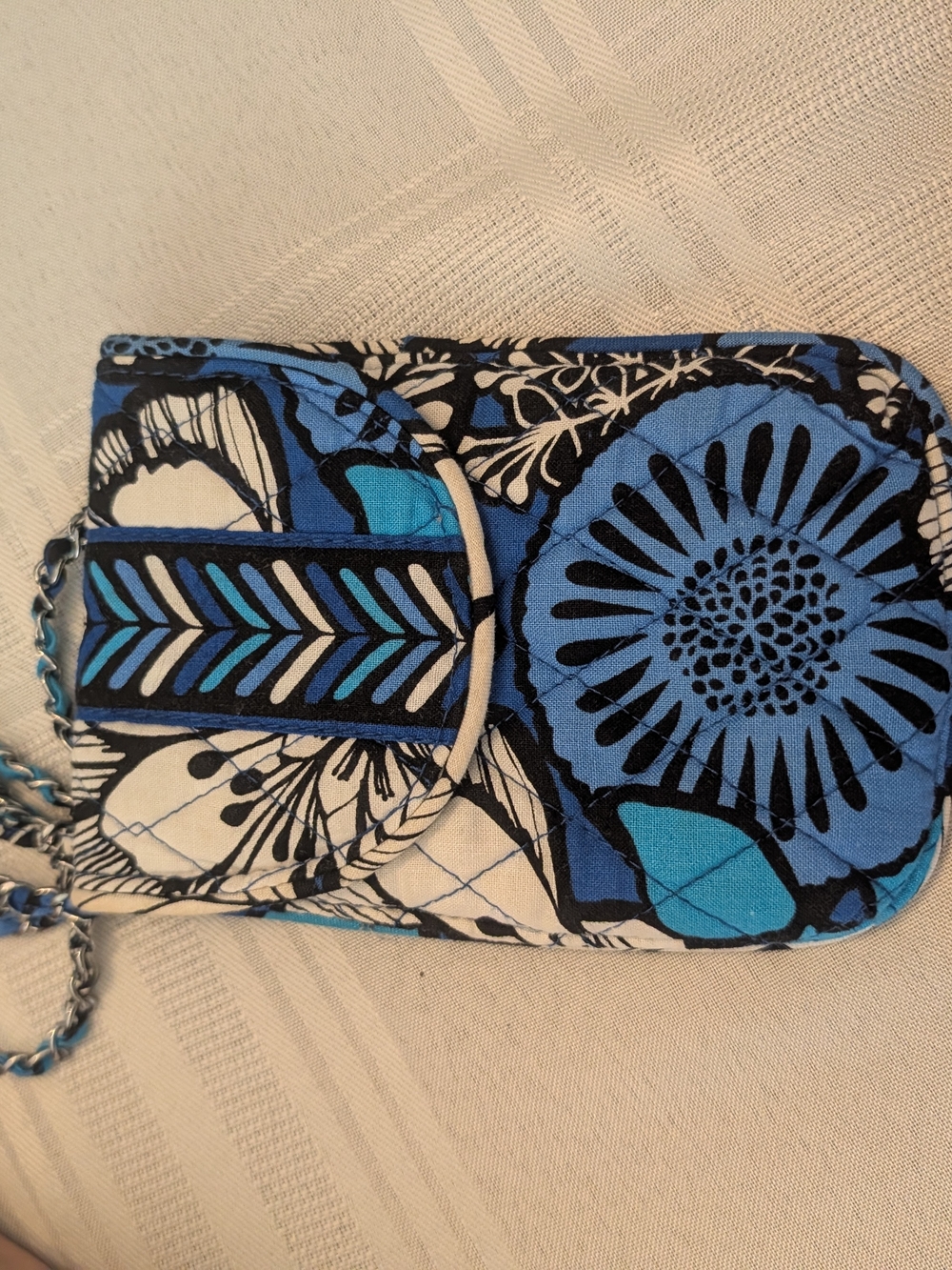 Blue Floral Vera Bradley Crossbody Phone Pouch - Quilted Fabric w/ Chain Strap. - Picture 6 of 11